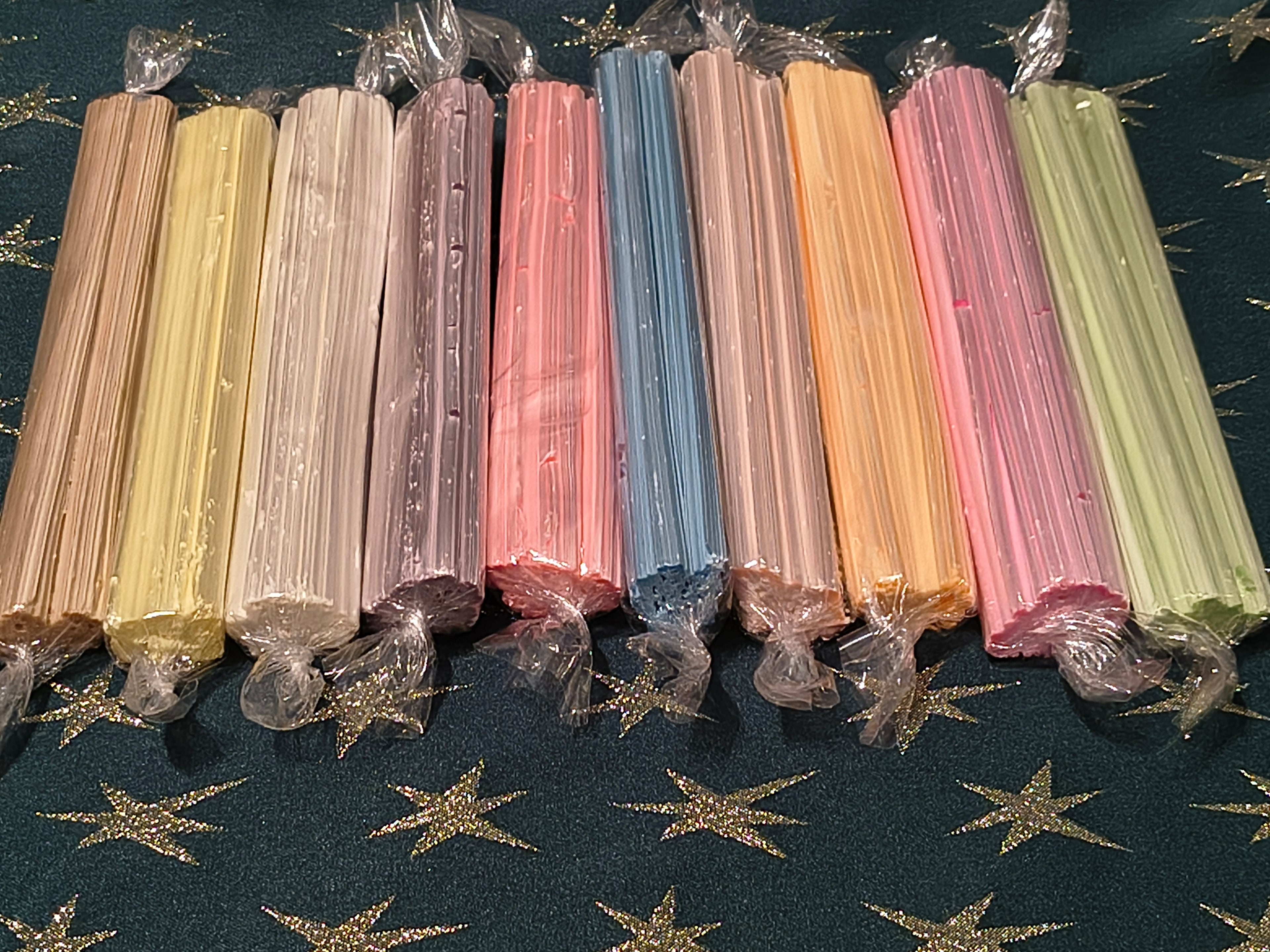 Zestaw 10 szczypek w 10 różnych kolorach i smakach.